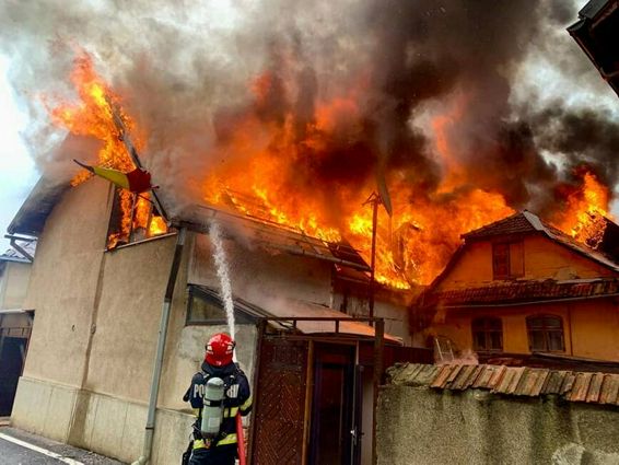 Incendiu puternic la o casa din Brasov | imaginea 1