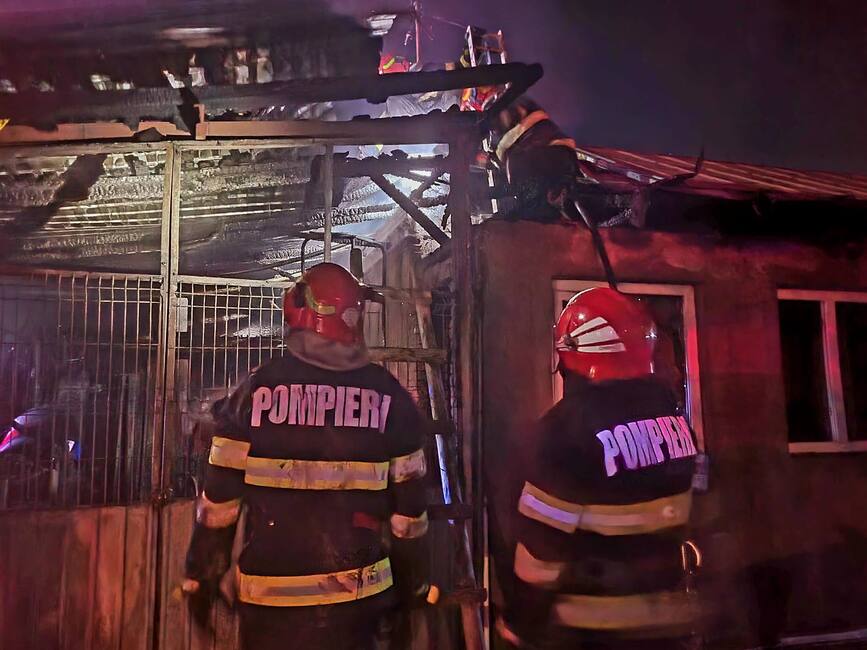 Incendiu violent izbucnit in atelierul mecanic dintr o gospodarie | imaginea 1