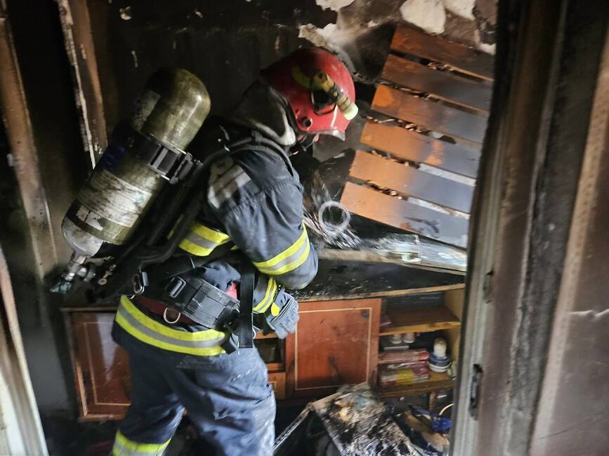 Barbat salvat dintr un incendiu violent intr un apartament | imaginea 1