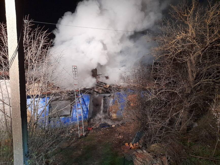 Femeie surprinsa in incendiul care i a cuprins casa | imaginea 1