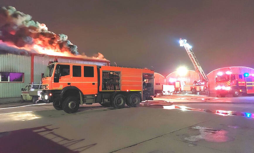 Incendiu produs la o hala industriala din Ploiesti | imaginea 1