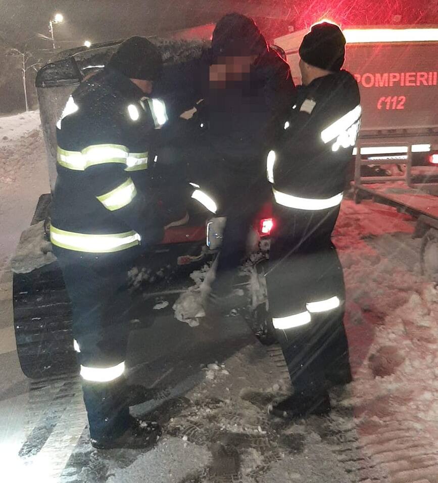Pompierii botosaneni au ajutat un barbat sa ajunga la spital | imaginea 1