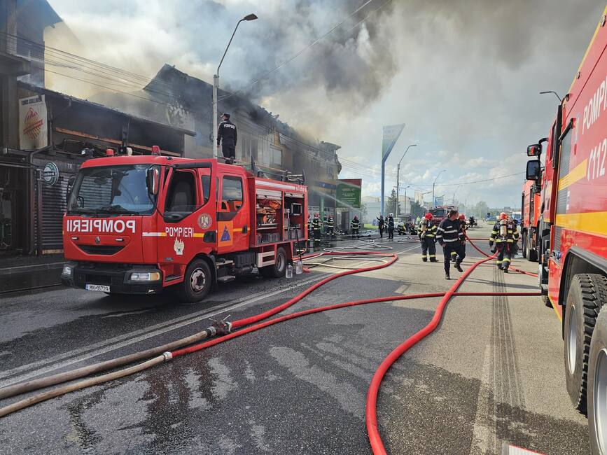 Incendiu devastator la un service auto din Drobeta Turnu Severin | imaginea 1