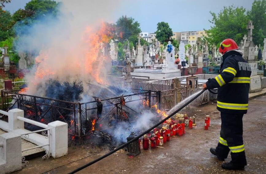 Incendiu in cimitir   Coroanele de pe mormant au luat foc | imaginea 1