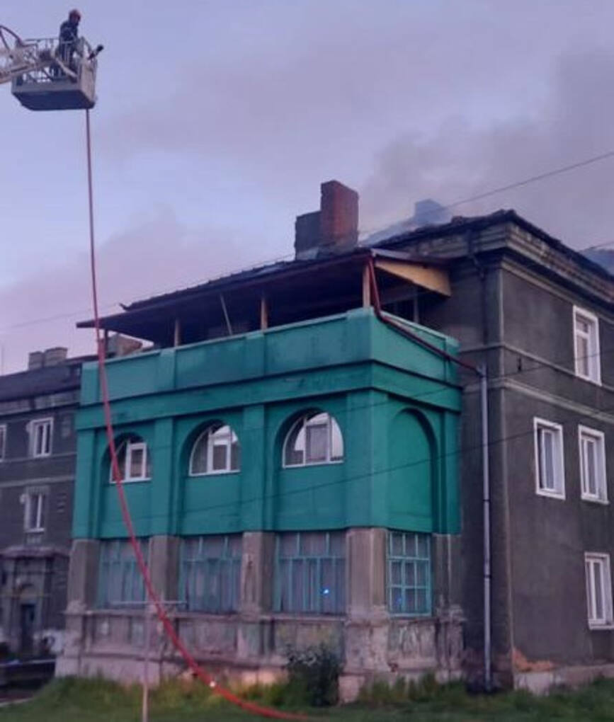 Incendiu la acoperisul unui bloc din Lupeni | imaginea 1