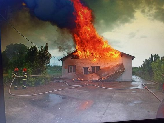 Incendiu provocant de trasnet intr o gospodarie vranceana | imaginea 1