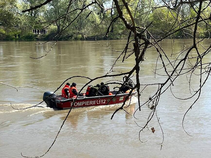 Tragedie pe Mures   O barca cu 12 persoane s a rasturnat in apele raului | imaginea 1