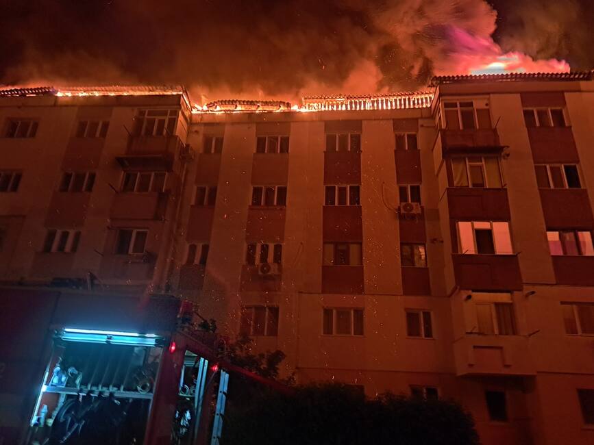 Incendiu de proportii la acoperisul unui bloc din Barlad | imaginea 1