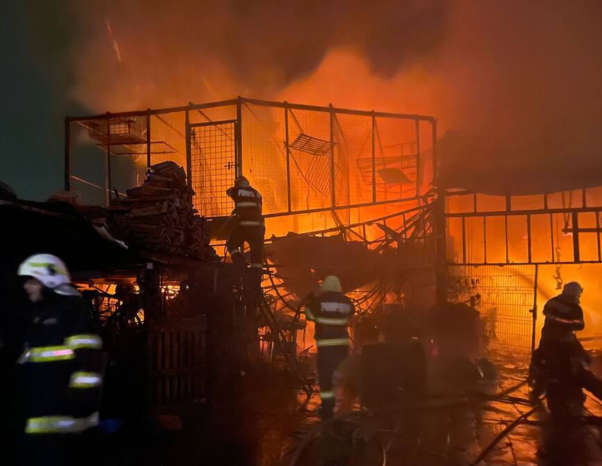 Incendiu la un atelier dintr o localitate mehedinteana | imaginea 1