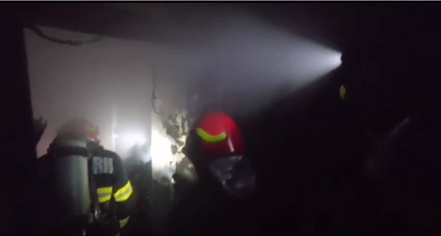 15 persoane salvate de pompierii militari valceni | imaginea 1