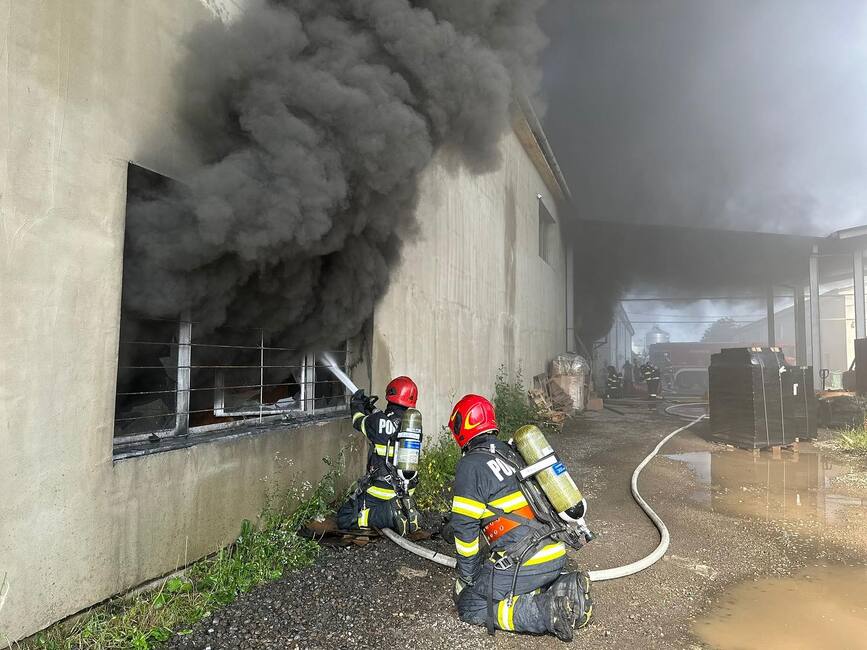 Incendiu devastator in interiorul unei hale | imaginea 1