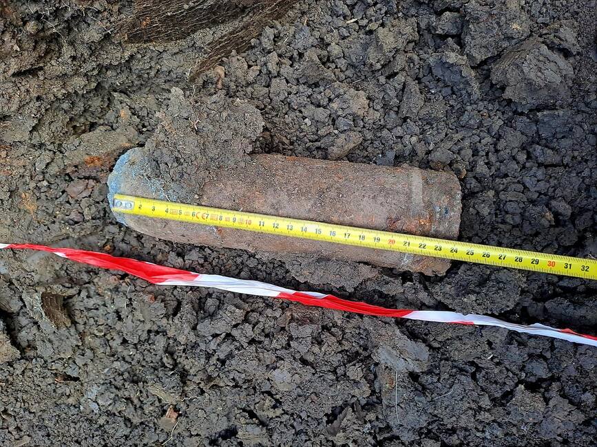 Proiectil exploziv descoperit intr o groapa din cimitir | imaginea 1