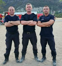 3 pompieri aradeni au intervenit pentru stingerea incendiilor din Franta | imaginea 1