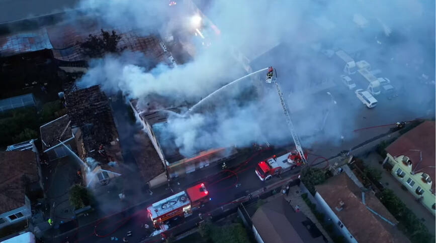 Incendiu de proportii la un depozit si doua case din Cluj Napoca | imaginea 1