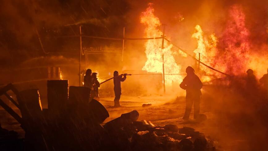 Incendiu violent si generalizat la o hala din Odorheiu Secuiesc | imaginea 1
