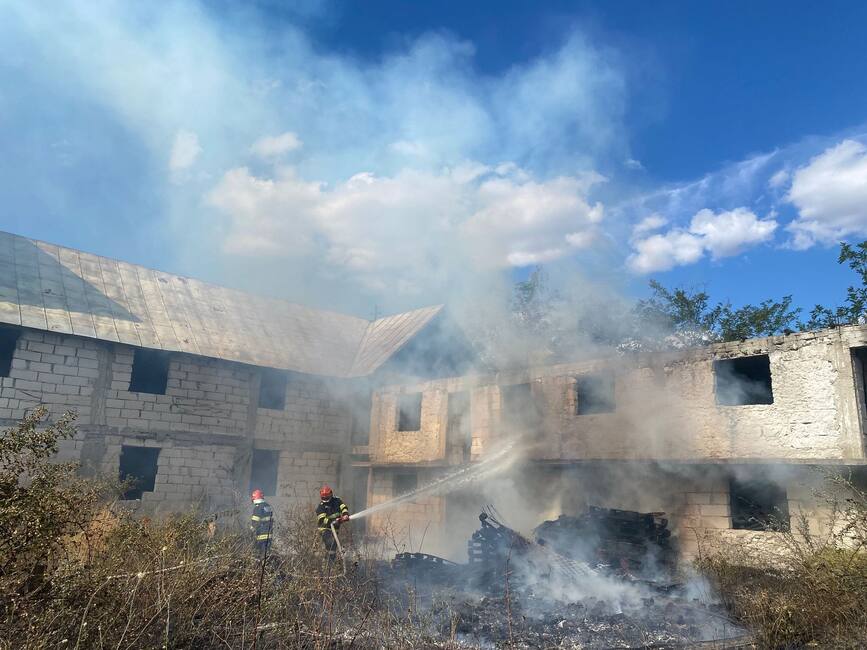 Manastire in pericol din cauza unui incendiu | imaginea 1