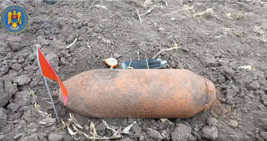 Bomba de aviatie de 50 de kilograme  gasita pe un teren | imaginea 1