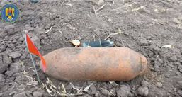 Bomba de aviatie de 50 de kilograme  gasita pe un teren | imaginea 1