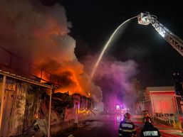 Incendiu la magazin  extins la acoperisul unei hale de 600 mp | imaginea 1