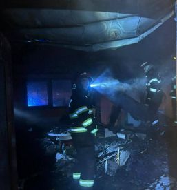 Incendiu la o casa din localitatea Brezoi | imaginea 1