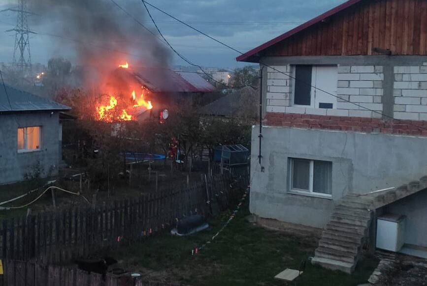 Incendiu violent izbucnit la o locuinta din Iasi | imaginea 1