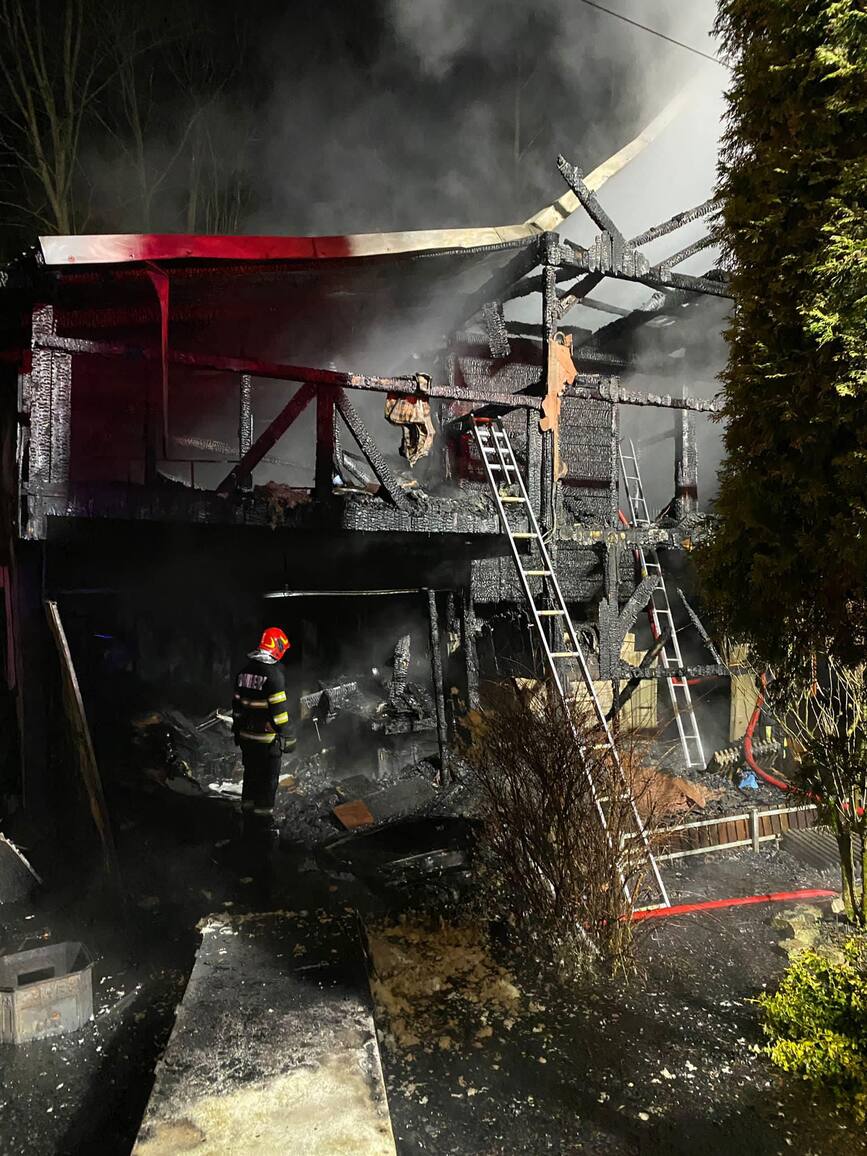 Casa distrusa de incendiu  de la un cos de fum neizolat | imaginea 1