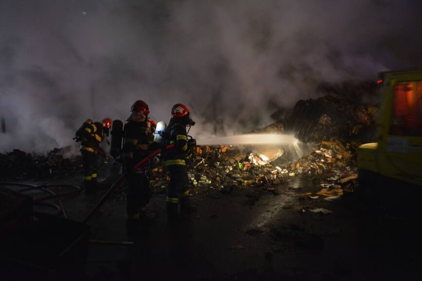 Incendiu amplu la un complex comercial din Cluj Napoca | imaginea 1