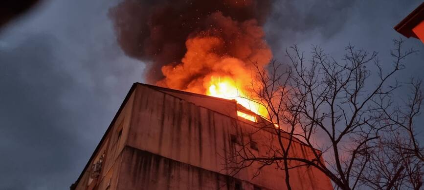 Incendiu la acoperisul unui bloc din Simleu Silvaniei | imaginea 1