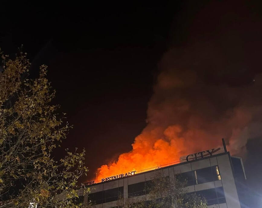 Incendiu major la un hotel dintr un cartier al orasului Ploiesti | imaginea 1