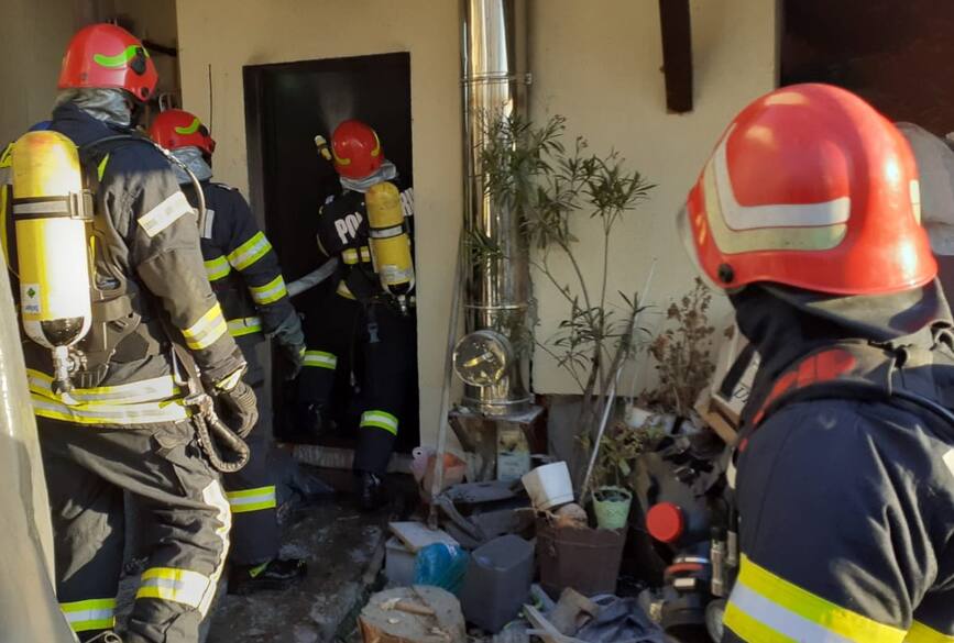 Casa salvata de interventia prompta a pompierilor valceni | imaginea 1