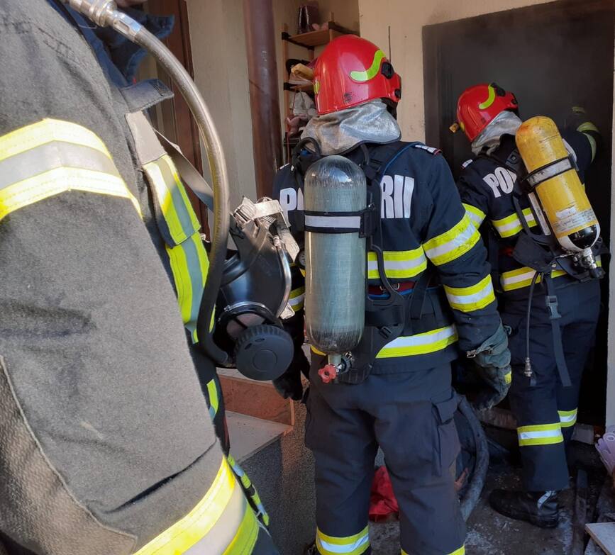 Casa salvata de interventia prompta a pompierilor valceni | imaginea 2