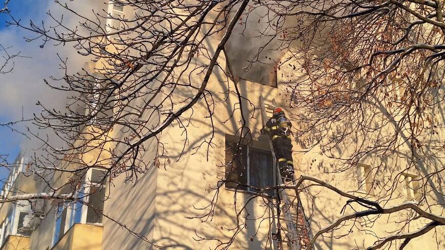 Incendiu cu flacara deschisa la un apartament din Iasi | imaginea 1