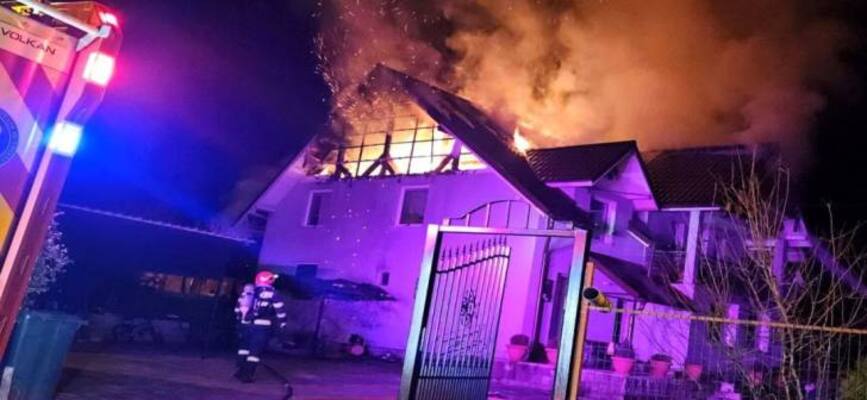 Incendiu in miez de noapte la acoperisul unei case | imaginea 1