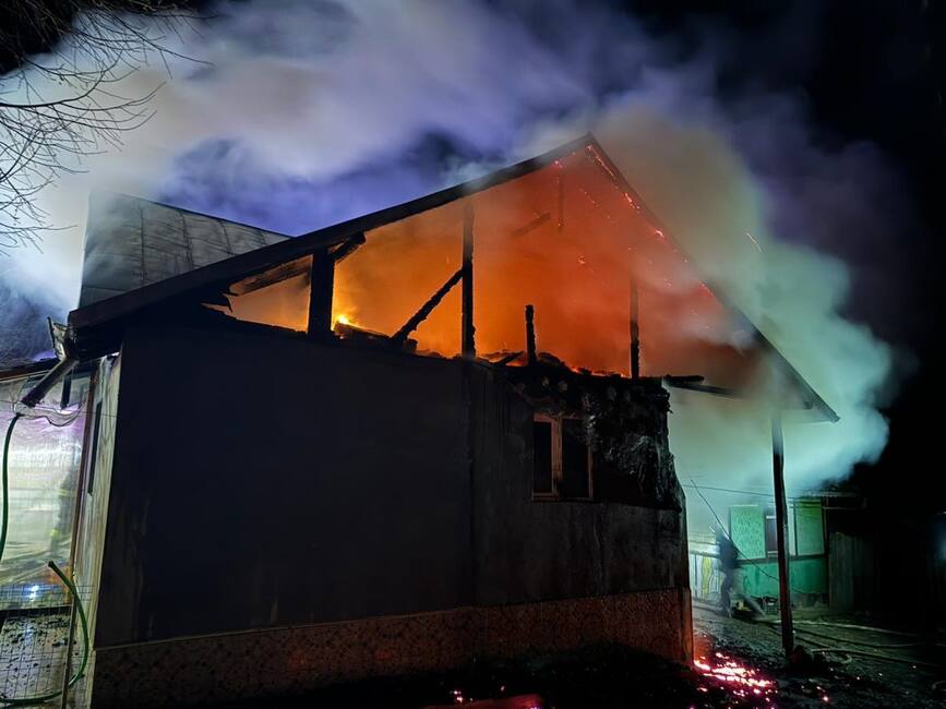 Incendiu violent la o locuinta dintr o gospodarie prahoveana | imaginea 1