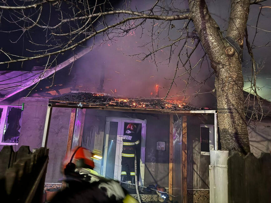 Incendiu violent la o locuinta dintr o gospodarie prahoveana | imaginea 2