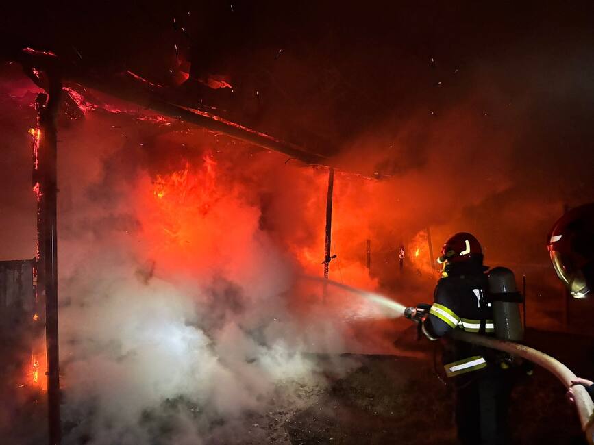 O casa a ars in intregime   Vecinii au sunat dupa ajutor | imaginea 1
