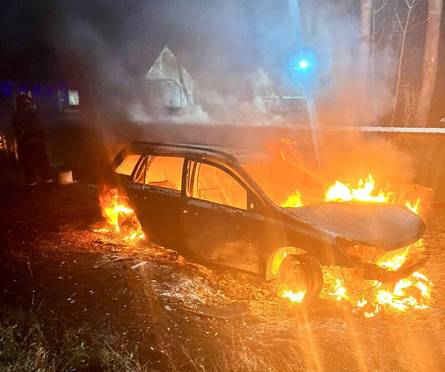O masina a luat foc intr o gospodarie | imaginea 1