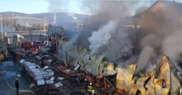 89 de pompieri au intervenit pentru stingerea unui incendiu la o hala | imaginea 1