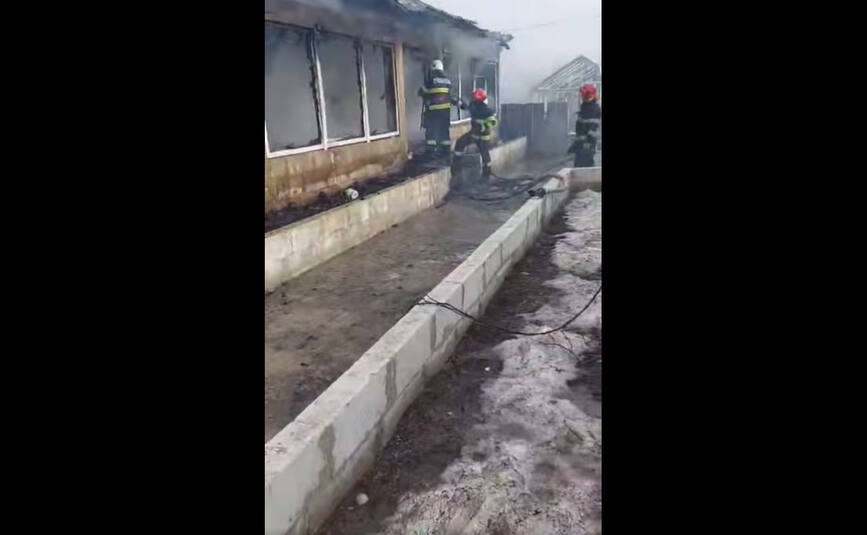 Copil ars  dupa ce casa in care se afla a luat foc | imaginea 1