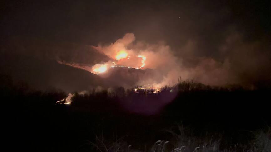 Incendiu de amploare in Valcea   Au ars peste 100 de hectare de vegetatie uscata | imaginea 1