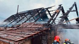 Incendiu la acoperisul unei case   Proprietarii nu erau acasa | imaginea 1