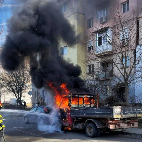 O autoutilitara a luat foc pe o strada din orasul Giurgiu | imaginea 1