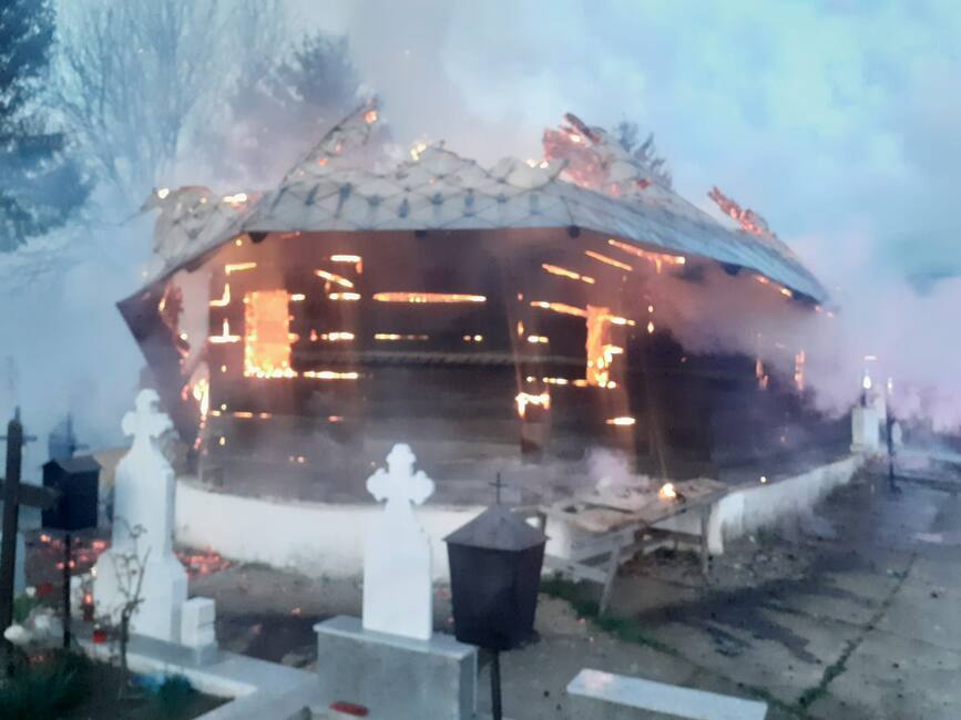 Incendiu la o biserica monument istoric din Ramnicu Valcea | imaginea 1