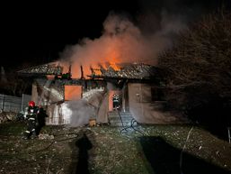 Locuinta distrusa de flacari intr o localitate vasluiana | imaginea 1