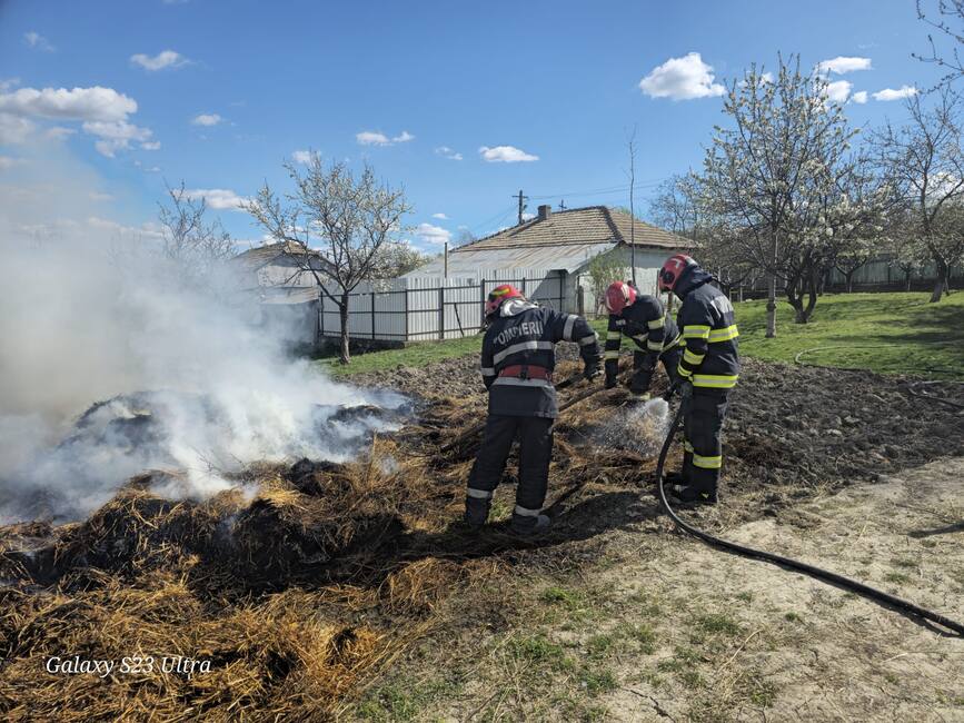 Din joaca  a incendiat furajele din gospodarie | imaginea 1