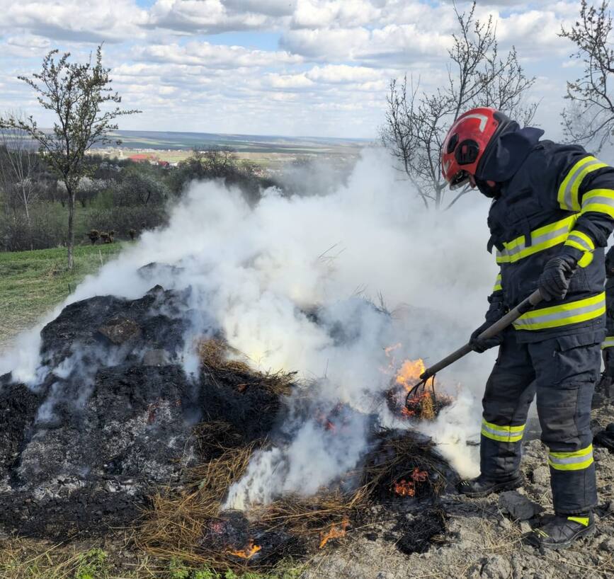 Din joaca  a incendiat furajele din gospodarie | imaginea 2