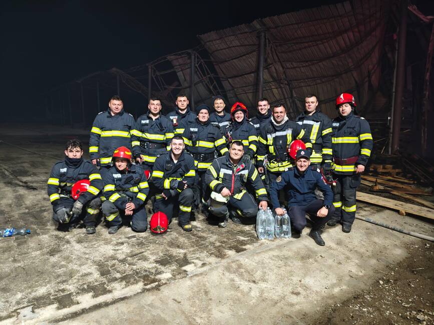 Incendiu devastator la fabrica de mobila din Borsa | imaginea 1