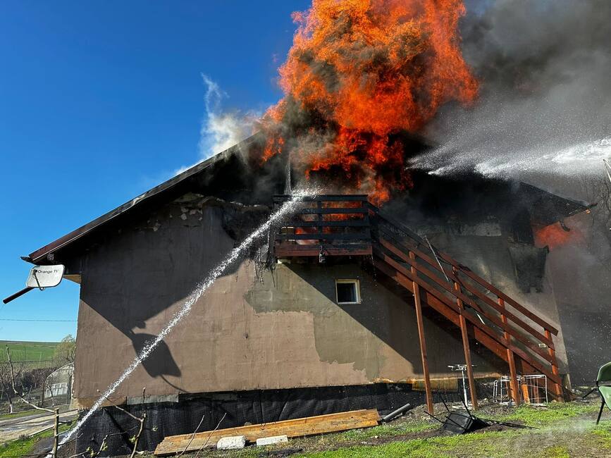 Incendiu intr un garaj si o locuinta din municipiul Vaslui | imaginea 1