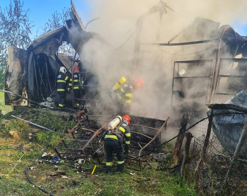 Incendiu izbucnit la un depozit din Ramnicu Valcea | imaginea 1