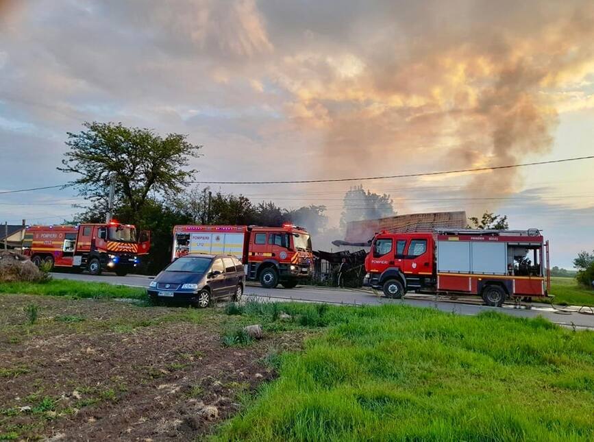 Incendii izbucnite la o casa si anexe gospodaresti | imaginea 1